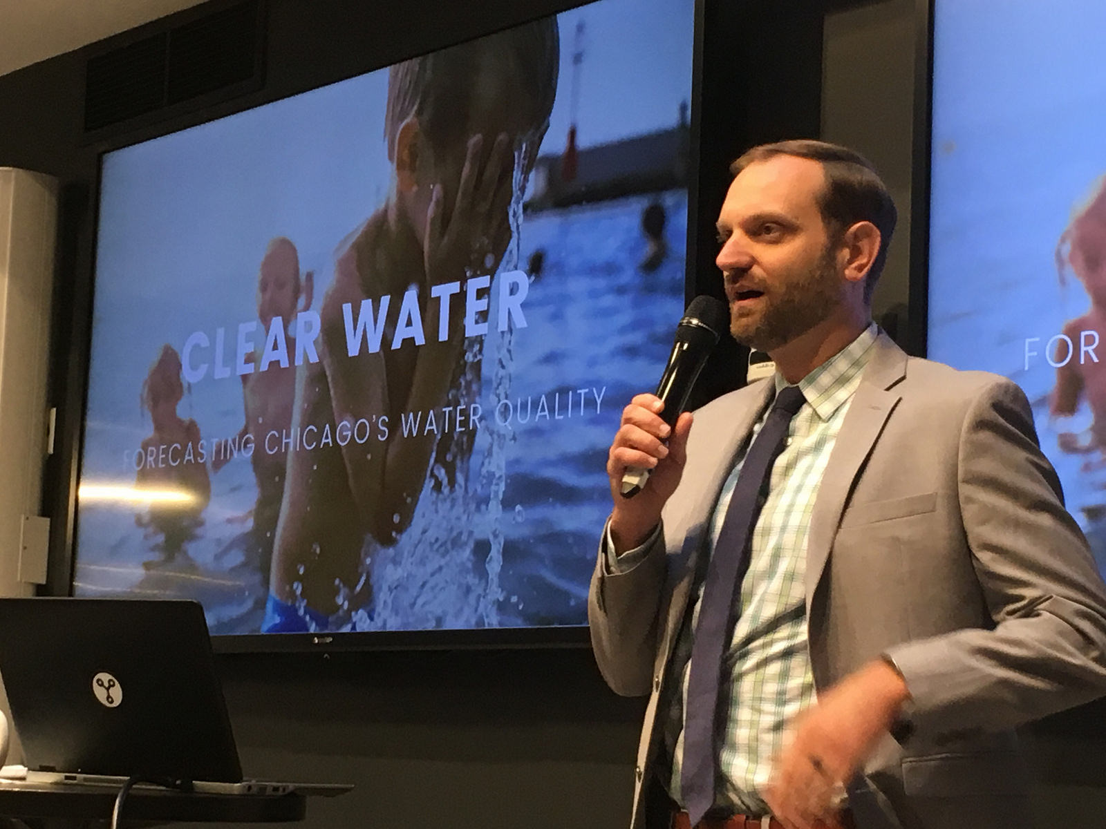 Chicago Data Scientist Nick Lucius speaks at Chi Hack Night, August 8, 2017.